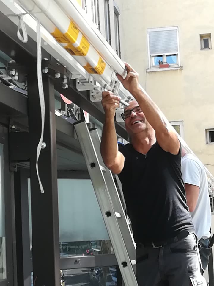 Installation Store Banne pour Restaurant Store enrouleur screen Plattard ASEO MENUISERIE PROTECTION SOLAIRES ET FERMETURES NOS REALISATIONS