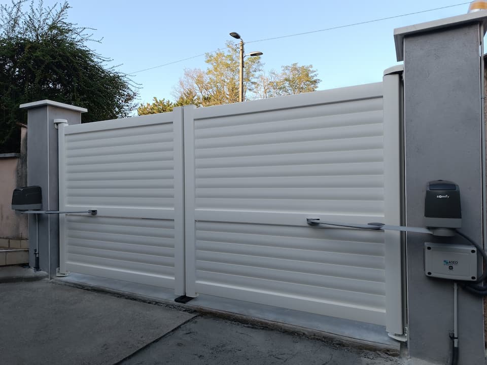 Portail aluminium lames brise vue ASEO MENUISERIE AIN PROTECTION SOLAIRES ET FERMETURES