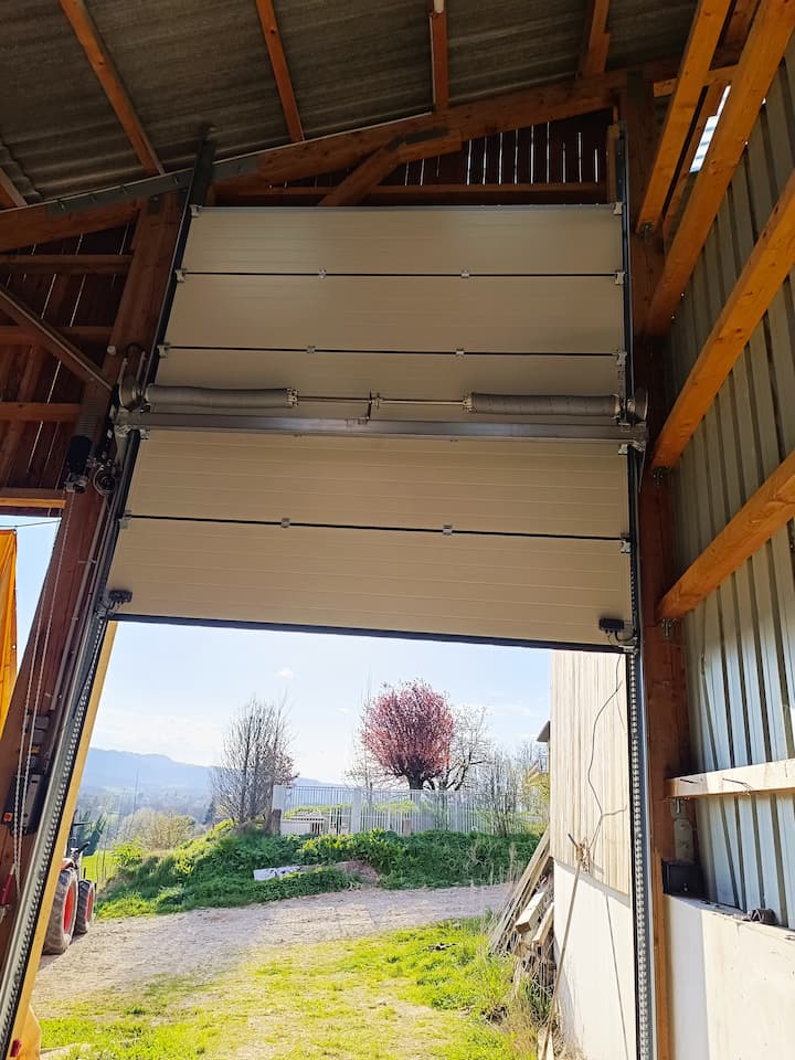 Porte industrielle relevage vertical ASEO AIN PORTAIL PERGOLA STORE VOLET