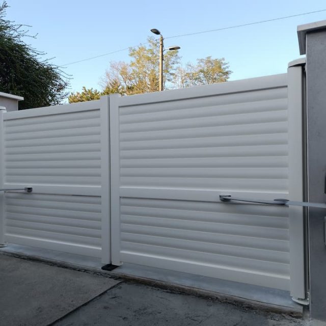 Portail aluminium lames brise vue ASEO MENUISERIE AIN PROTECTION SOLAIRES ET FERMETURES