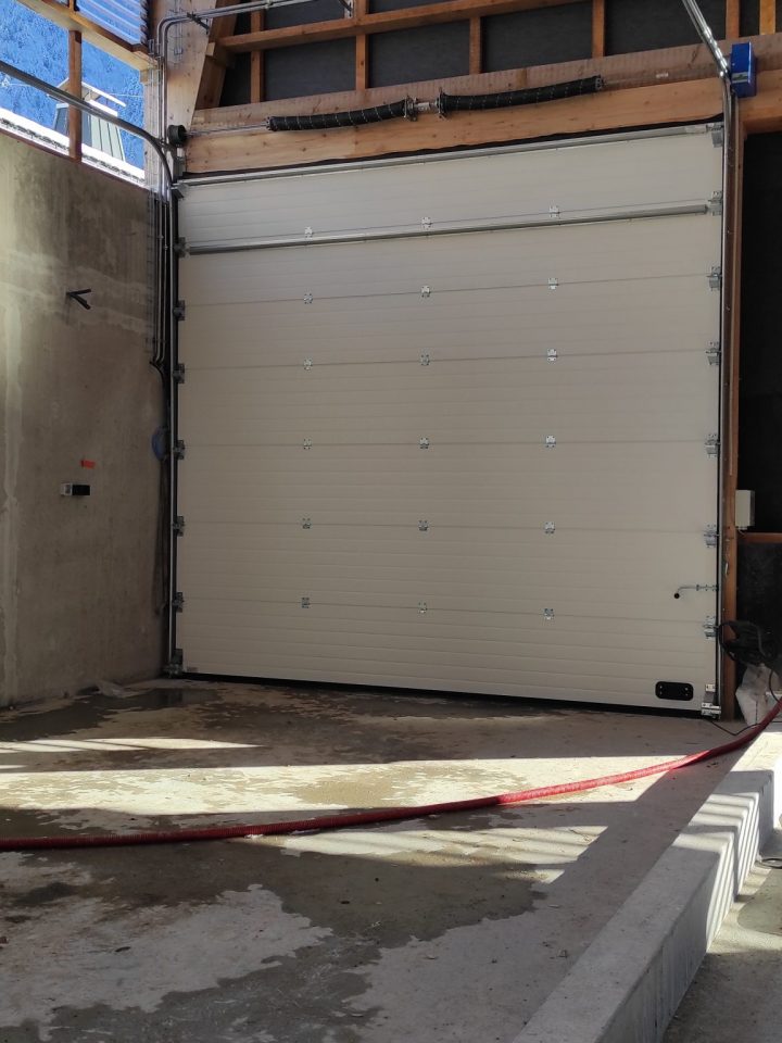 Porte sectionnelle industrielle Installation Store Banne pour Restaurant Store enrouleur screen Plattard ASEO MENUISERIE PROTECTION SOLAIRES ET FERMETURES NOS REALISATIONS