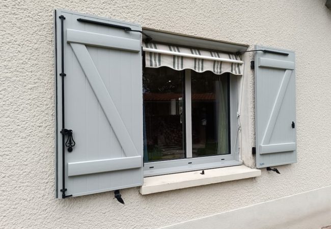 Volet battant aluminium avec motorisation Yslo Somfy Porte sectionnelle industrielle Installation Store Banne pour Restaurant ASEO MENUISERIE PROTECTION SOLAIRES ET FERMETURES NOS REALISATIONS