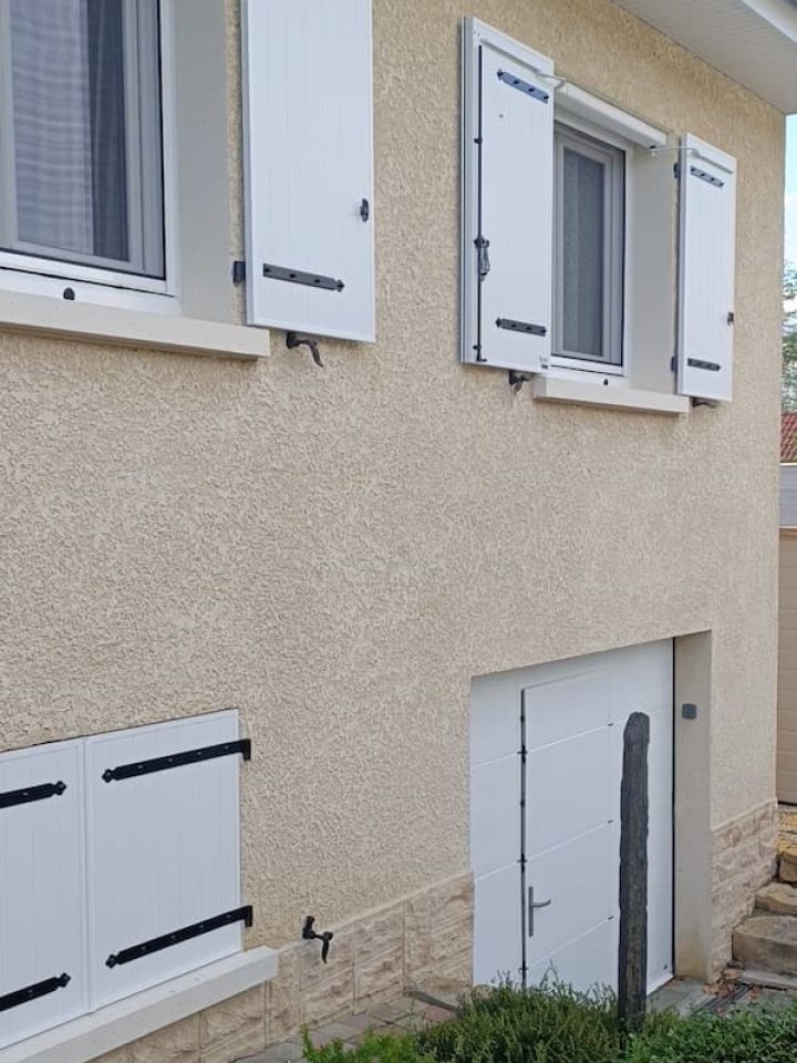 Volets battants aluminium motorisés Yslo Somfy ASEO MENUISERIE PROTECTION SOLAIRES ET FERMETURES NOS REALISATIONS